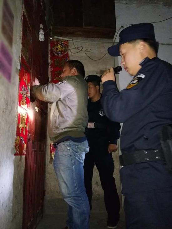 平凉地区粗心妈妈误将幼女锁家中 民警全城寻开锁师傅开门